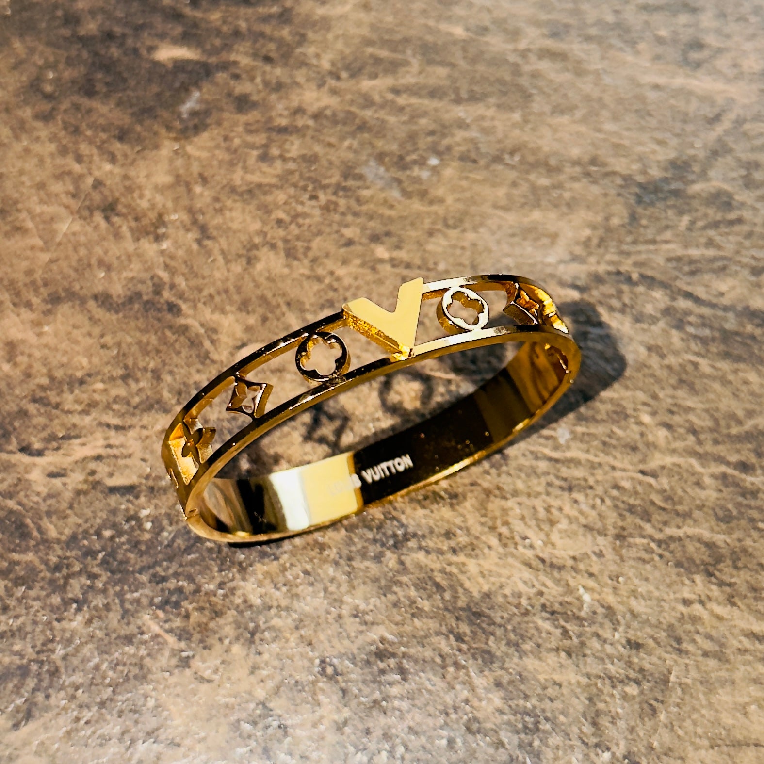 Monogram Icon V Cut-Out Bangle – Polished Gold Finish