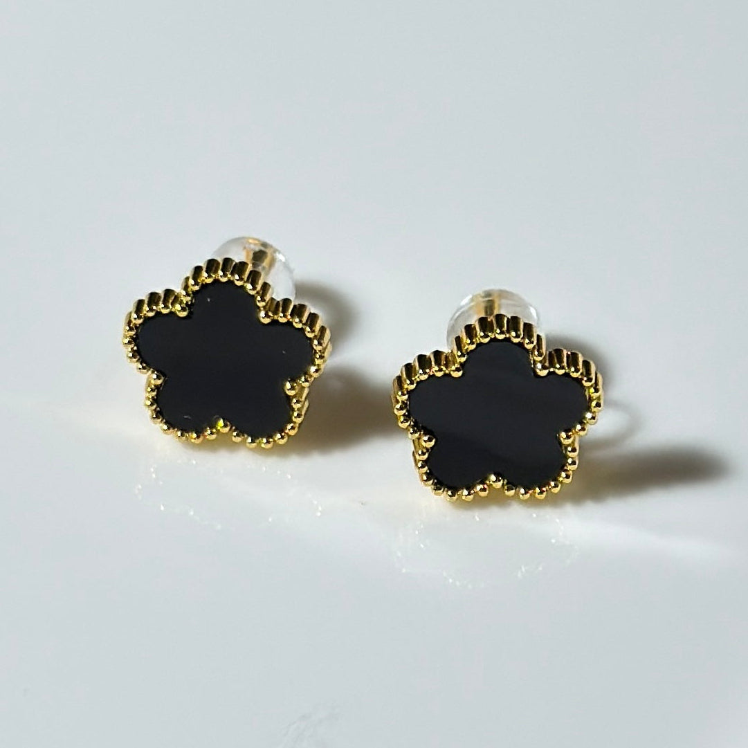 Gold-Toned Clover Stud Earrings – Black Onyx & Beaded Edge