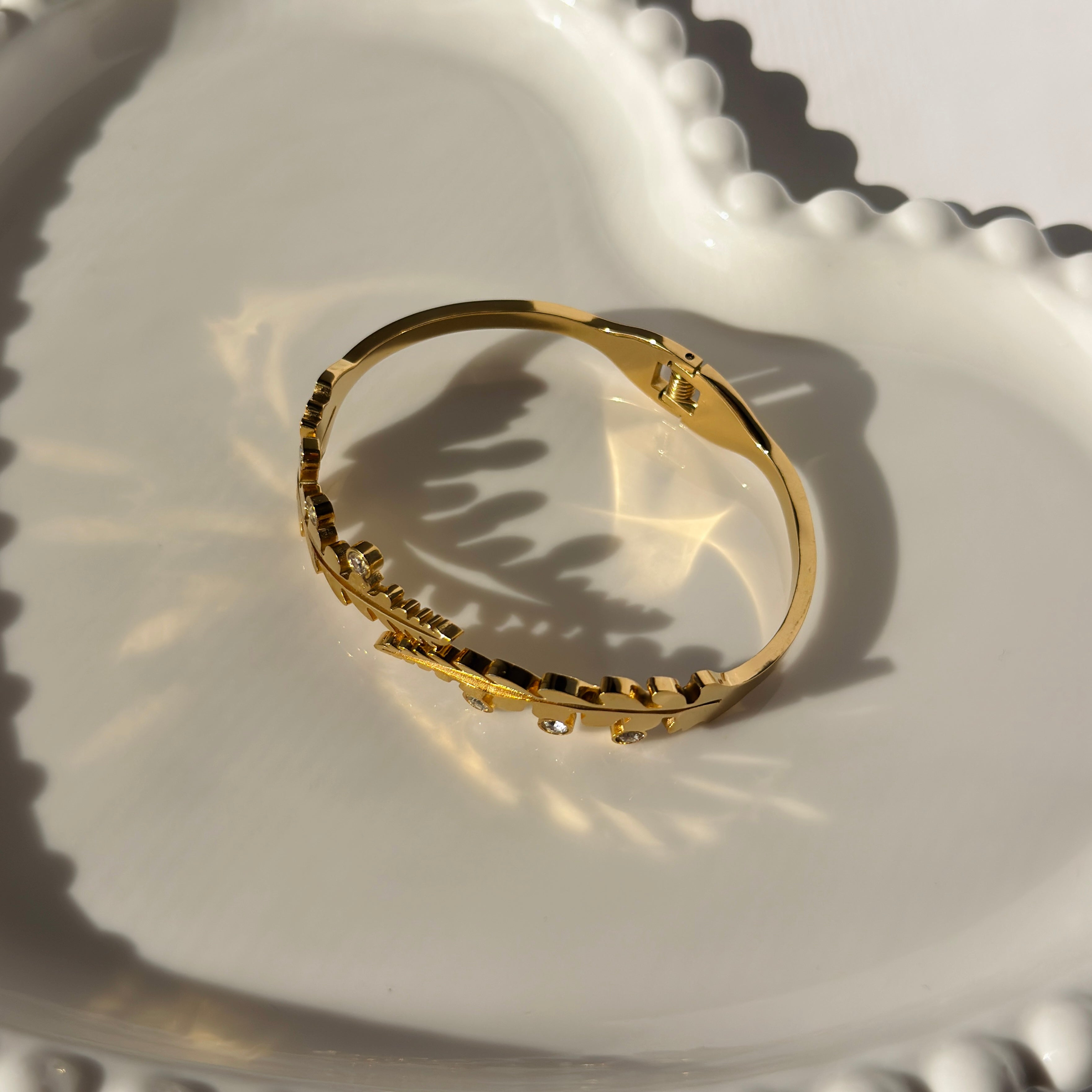 Leaf Motif Bangle Bracelet – Gold Toned & Tarnish Resistant