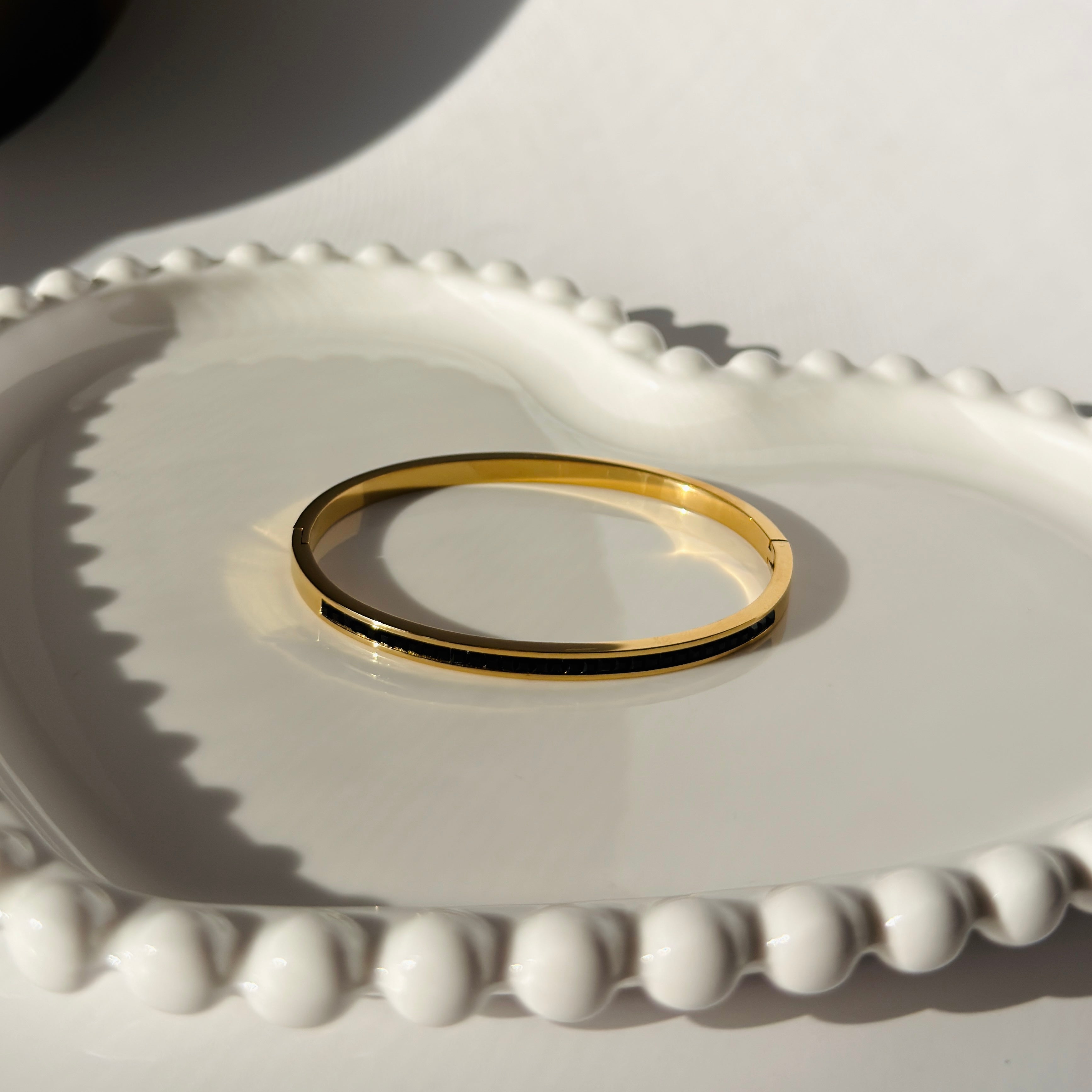 Minimalist Open Bangle Bracelet with Black Inlay – Gold Toned & Tarnish Resistant