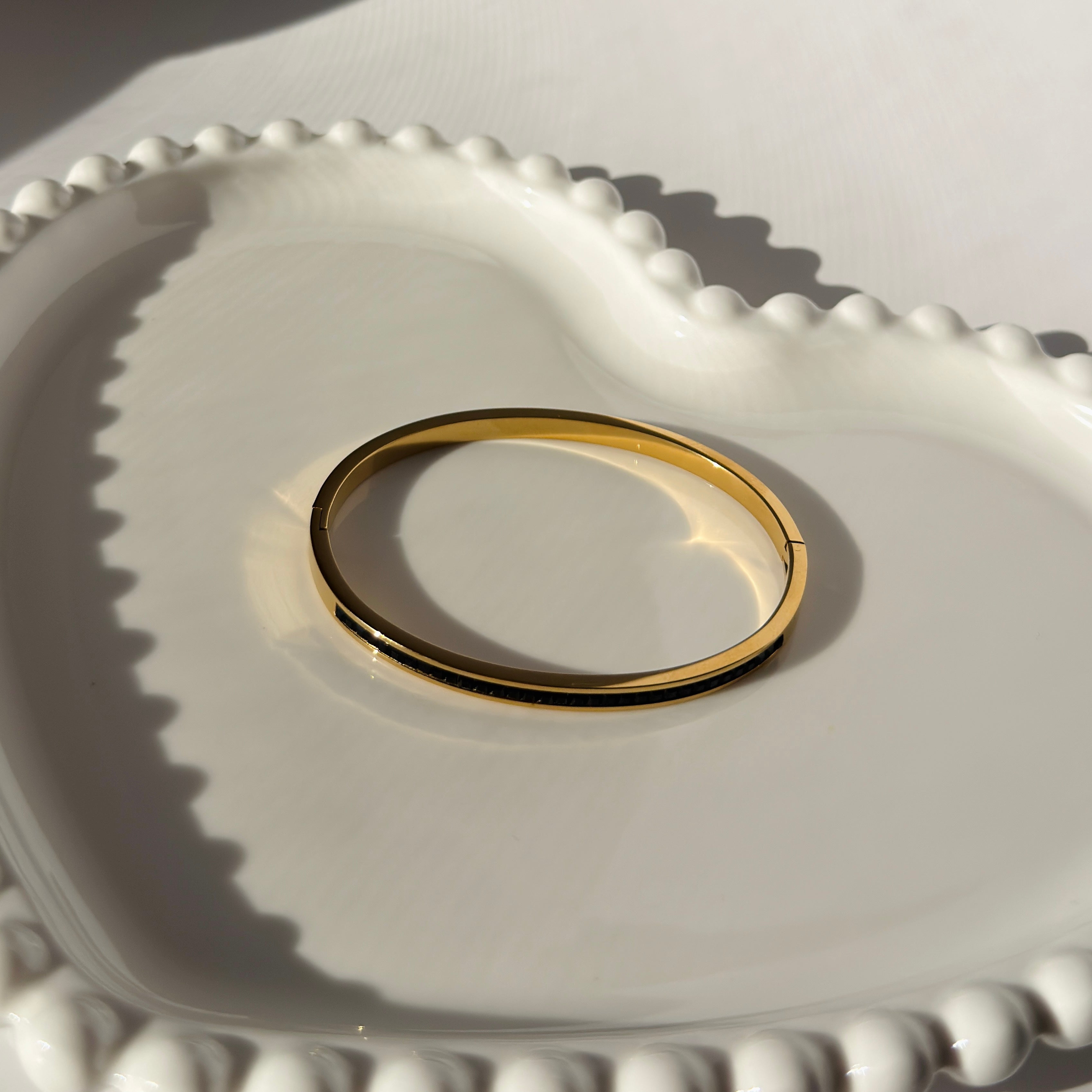 Minimalist Open Bangle Bracelet with Black Inlay – Gold Toned & Tarnish Resistant