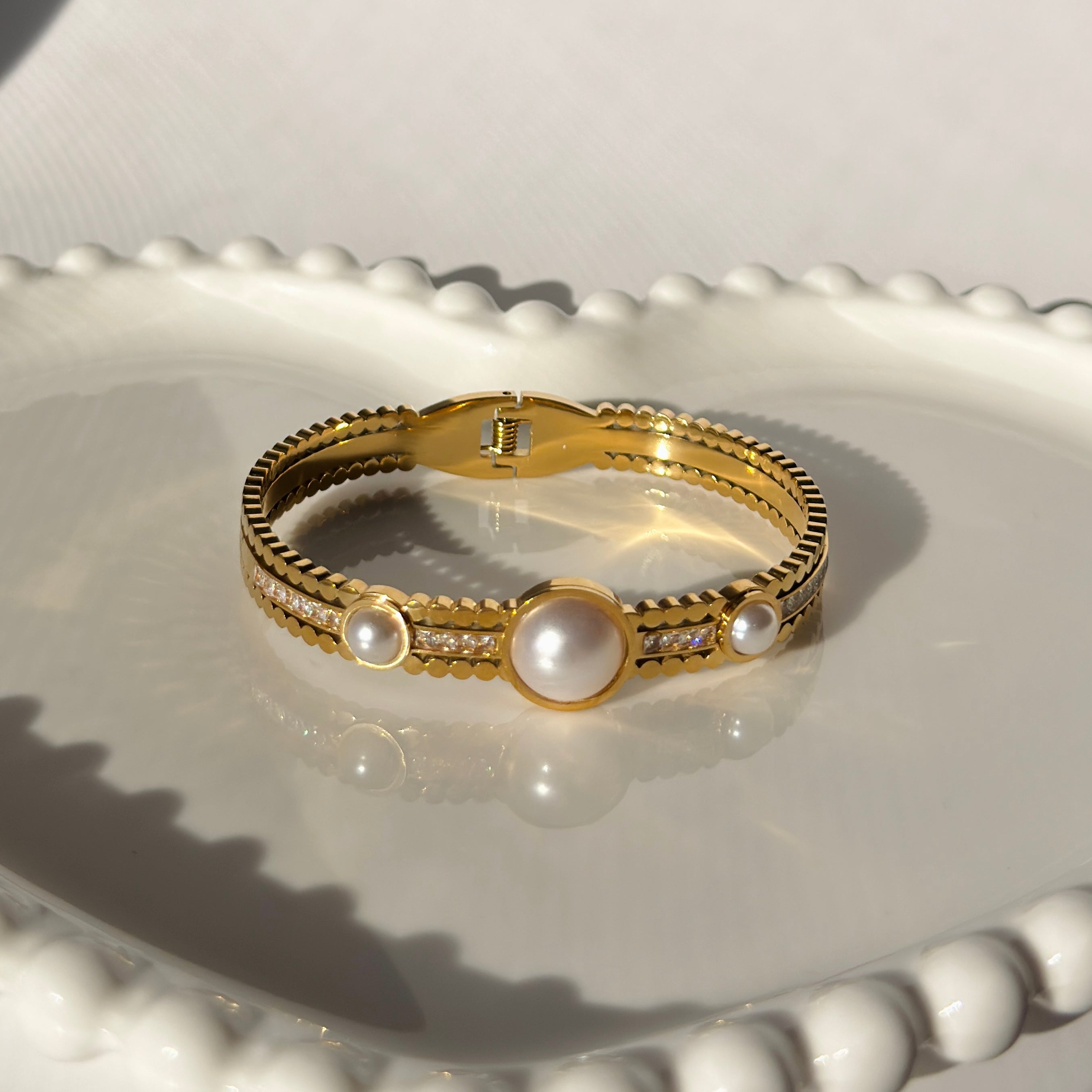 Gold bangle with big pearls and zircons