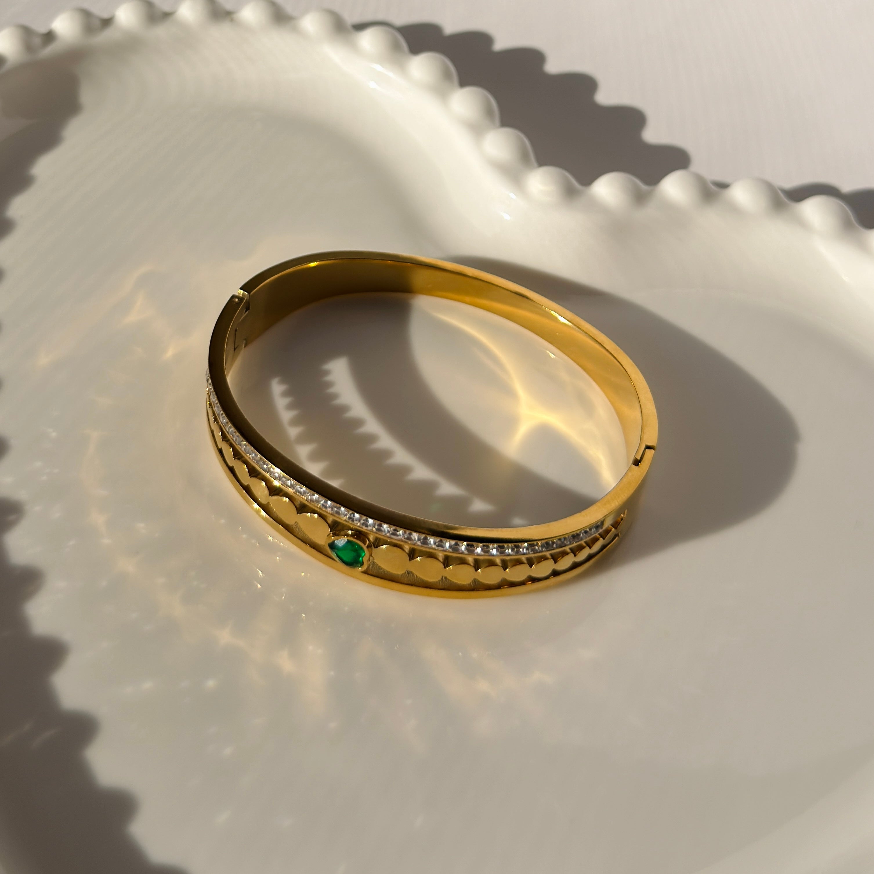 Elegant Green Zircon Heart Cuff Bangle