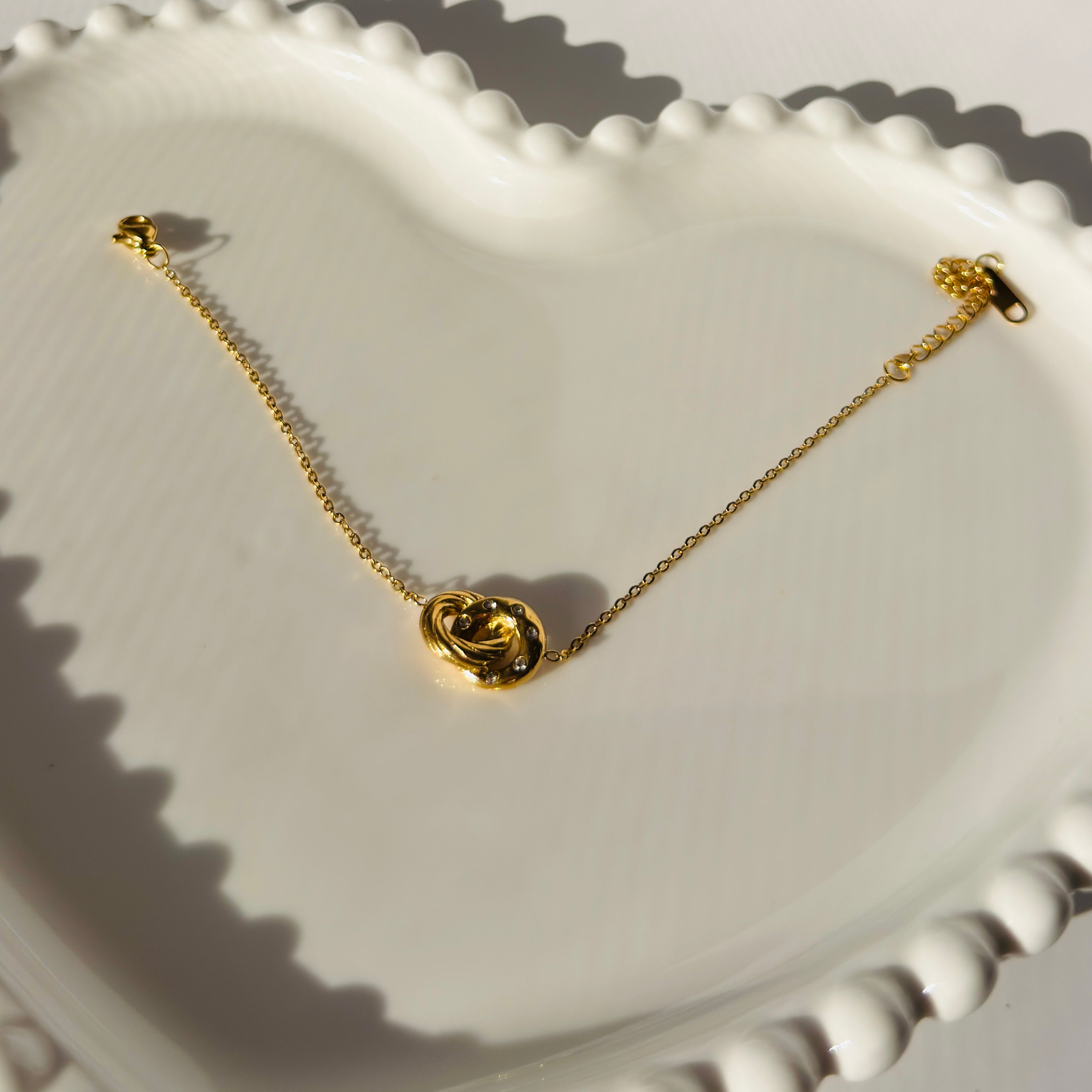 Interlocking Love Knot Accent Bracelet – Gold Toned & Tarnish Resistant