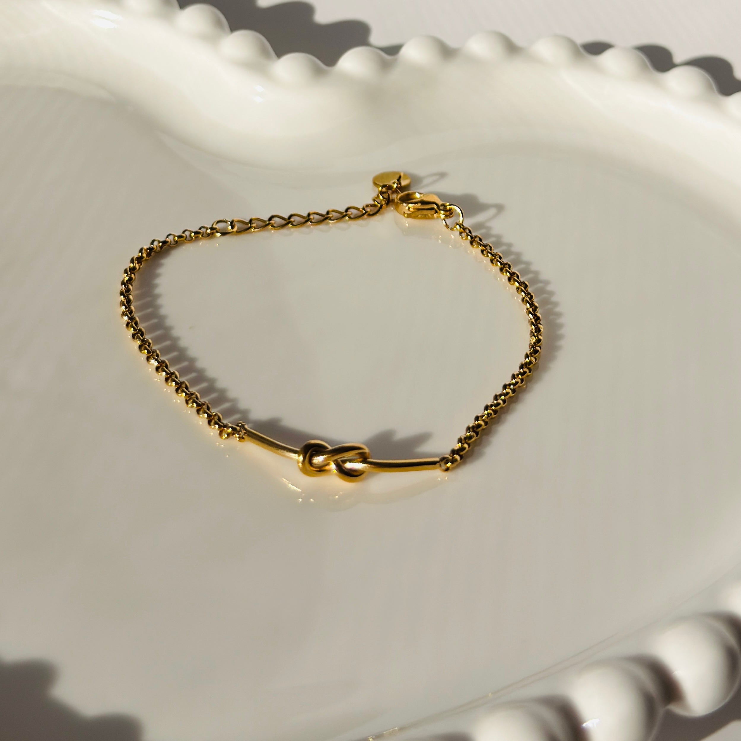 Love Knot Accent Chain Bracelet – Gold Toned & Tarnish Resistant