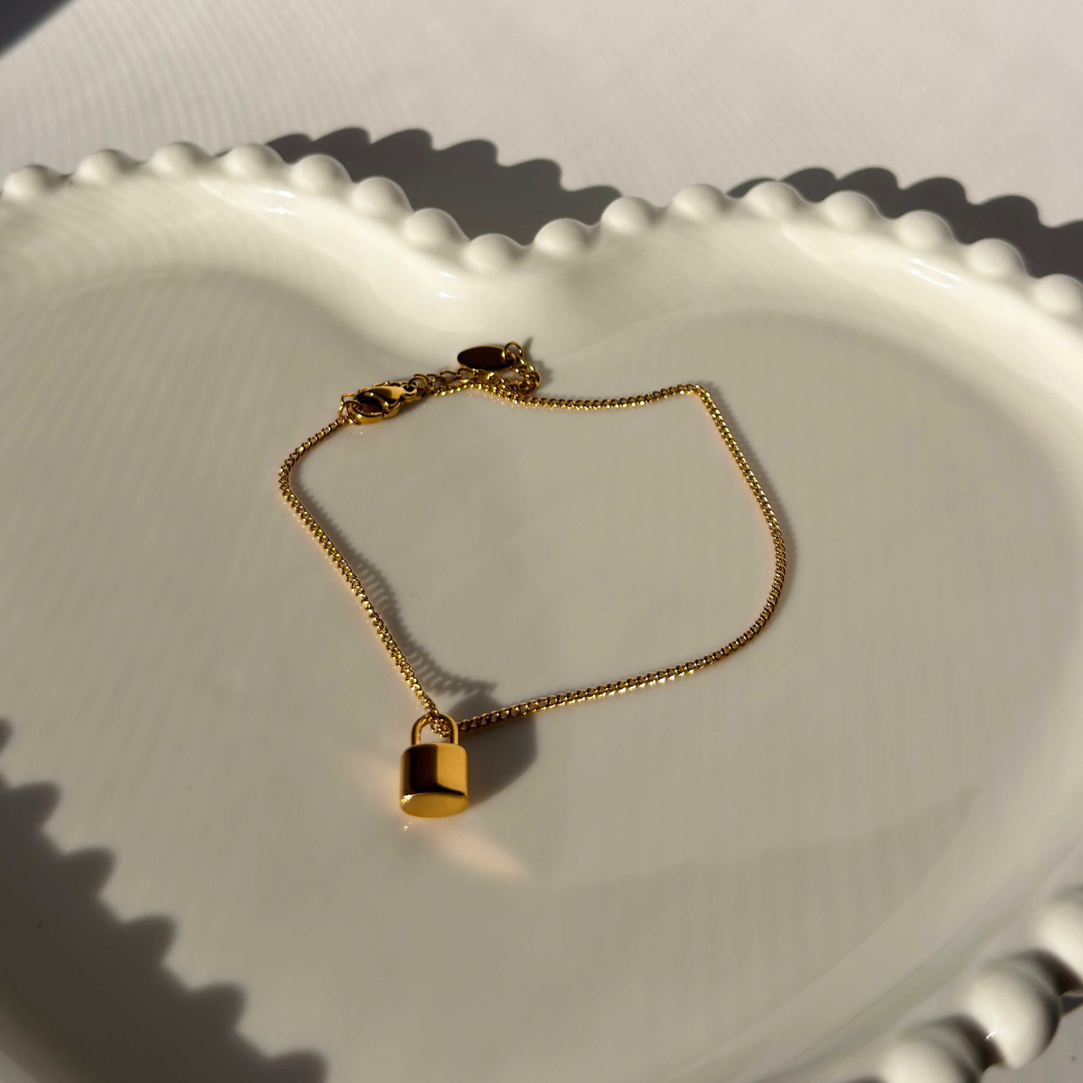 Minimalist Padlock Charm Bracelet – Gold Toned & Tarnish Resistant