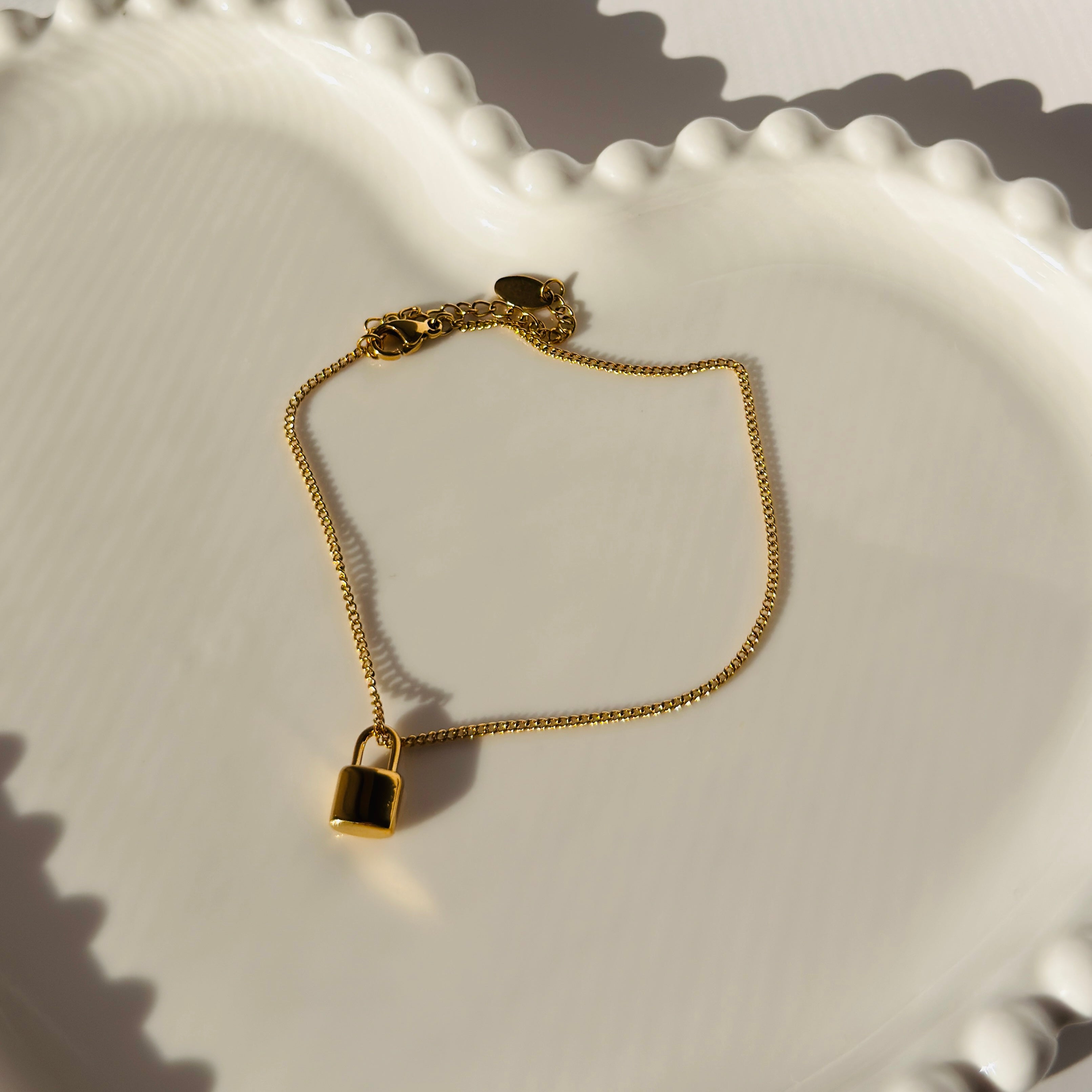 Minimalist Padlock Charm Bracelet – Gold Toned & Tarnish Resistant